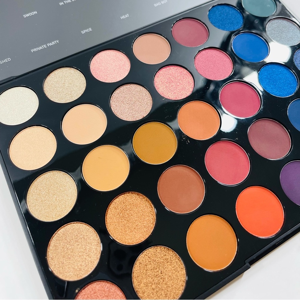 MORPHE 35V Stunning Vibes Artistry Palette Eyeshows